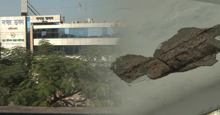 বরিশাল নগর ভবনে ফাটলের দৃশ্য